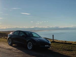 นั่ง Tesla Model 3 คุยกับคุณจ๋าเรื่อง EV